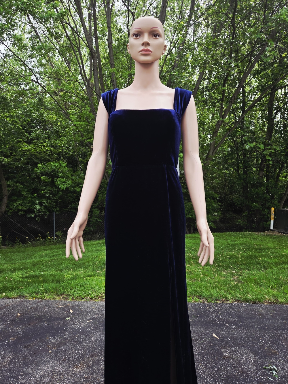 Elegant Navy Velvet Square-Neck Evening Dress
